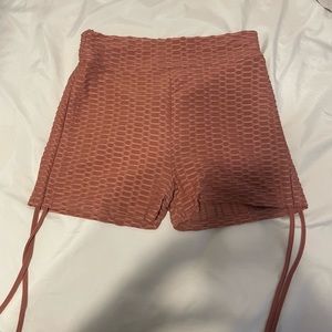 Mauve butt scrunch shorts